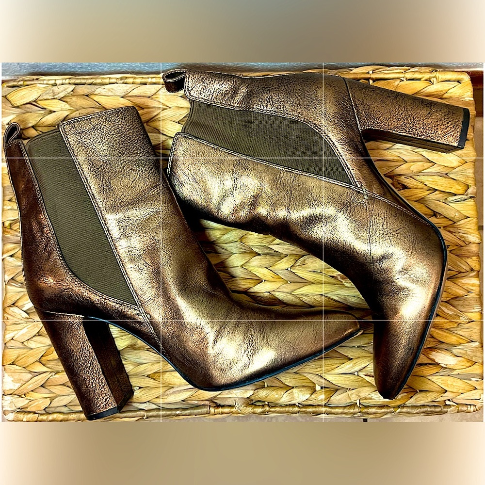 VINCE CAMUTO boots. 💛🤎